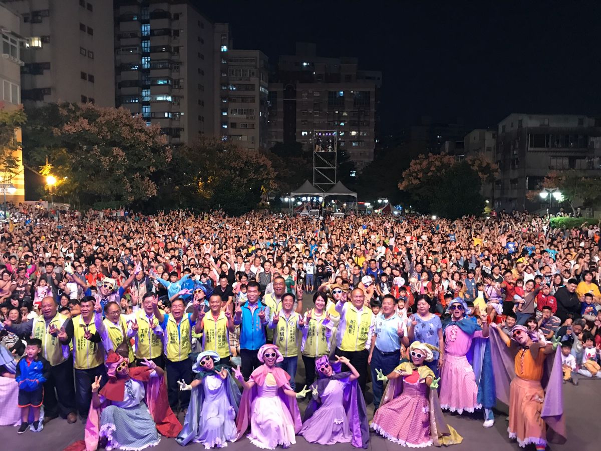 ▲立委吳琪銘今日邀請「紙風車劇團」在土城區的假日藝術廣場表演。（圖／立委吳琪銘辦公室提供）