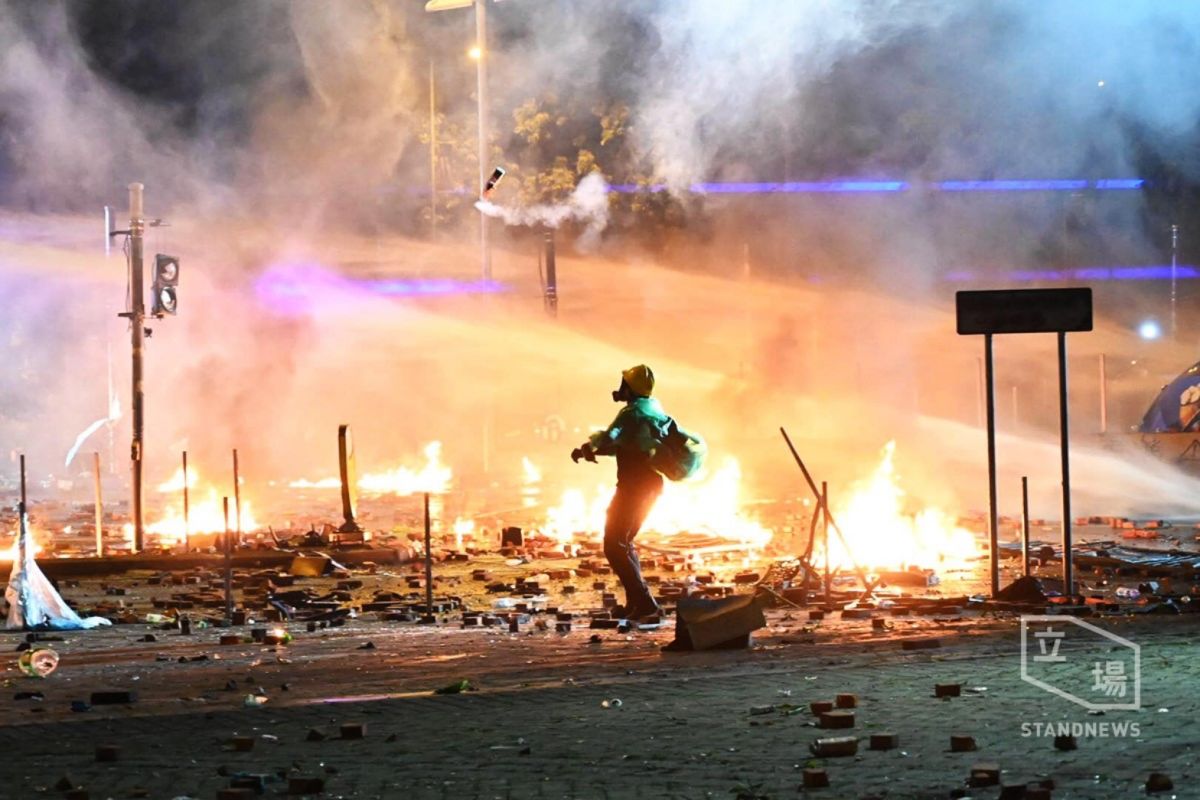 ▲港警與香港理工大學示威者爆發多次嚴重衝突。（圖／翻攝立場新聞）