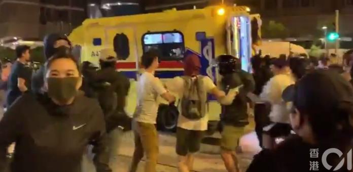 ▲香港多區衝突持續至 18 日凌晨仍未止息，甚至發生有示威者為搶被抬上救護車的「同胞」而包圍救護車。（圖／翻攝自香港 01 ）