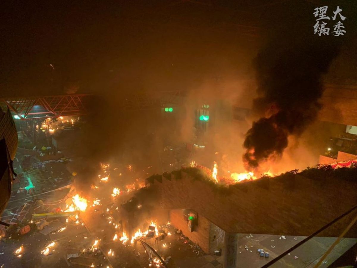 ▲港警於 18 日清晨 5 點多嘗試進入理大校園範圍，遭示威者投擲汽油彈阻止，理大正門變成火海。（圖／翻攝自理大學生報編委會臉書）