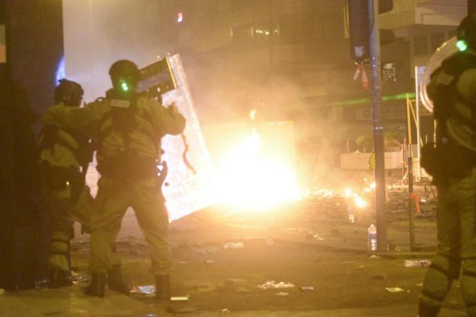 ▲香港理工大學示威者與港警對峙整夜。（圖／翻攝Tam Ming Keung/United Social Press.）