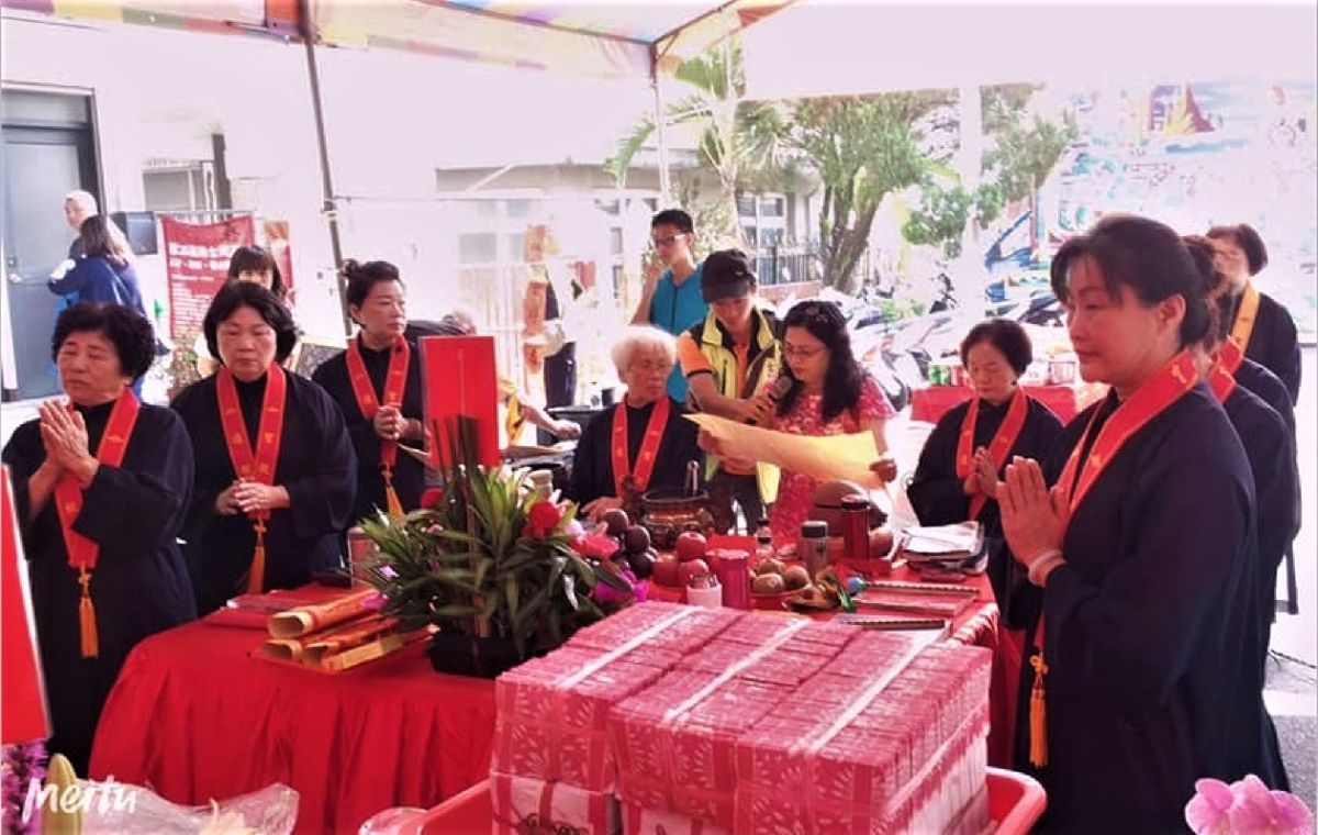 ▲雲林縣莊氏宗親會慶賀莊府千歲聖誕千秋，理事長莊美玲宣讀祝文，並由誦經團誦經禮讚。（圖／記者蘇榮泉攝，2019.11.17）