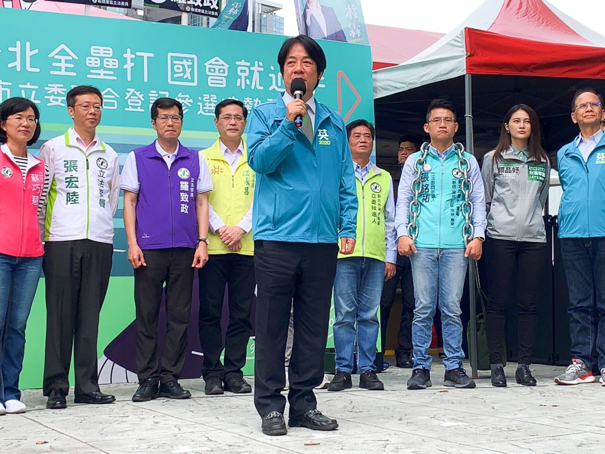 ▲民進黨副總統參選人賴清德陪同新北市12個選區立委參選人前往新北市選舉委員會登記。（圖／記者宋原彰攝，2019.11.18）