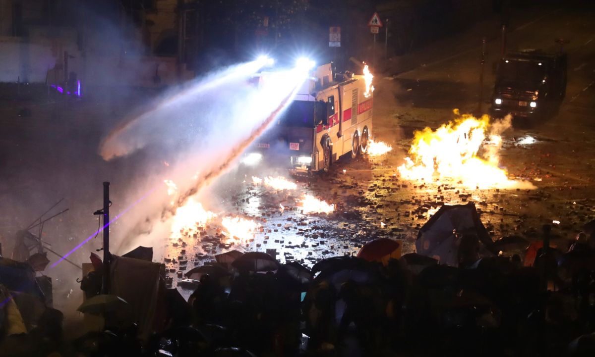 ▲香港警方於 17 日晚間至 18 日清晨，對理工大學的示威者進行驅散與拘捕。（圖／美聯社／達志影像）