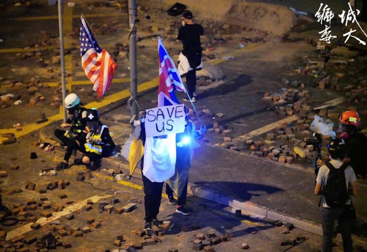 ▲ 17 日晚間，香港警方包圍理大校園，學生嘗試向外求援。（圖／翻攝自城市大學編委會／理大現場）
