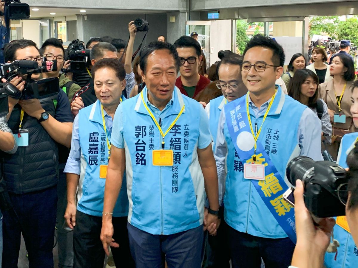 ▲鴻海集團創辦人郭台銘今（18）天陪同郭家軍立委參選人李縉穎，到新北選委會登記參選。（圖／記者宋原彰攝，2019.11.18）