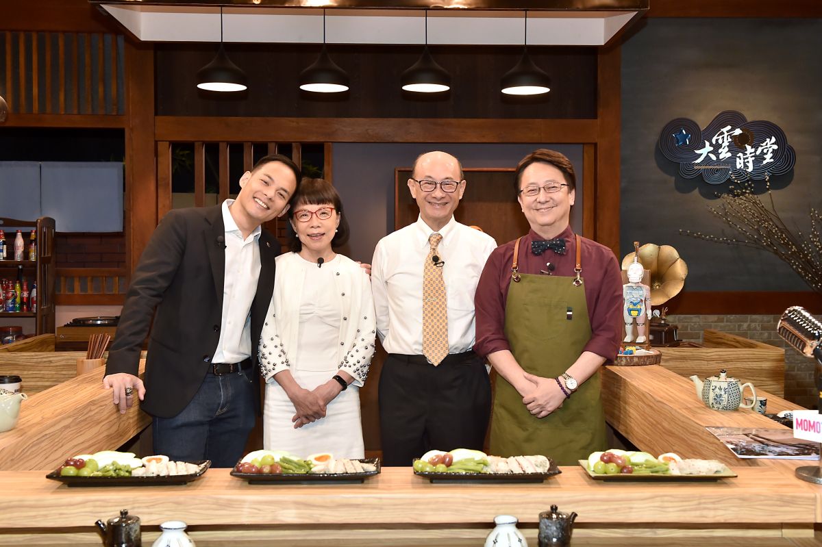 ▲台灣大哥大總經理林之晨（左起）、母親林靜芸、父親林芳郁、主持人李四端。（台灣大哥大提供）