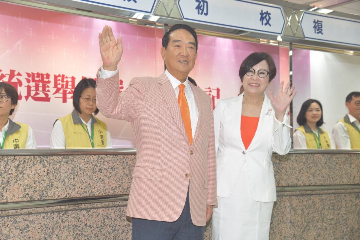 ▲親民黨主席宋楚瑜與副手余湘18日前往中選會，登記參選第15屆正副總統。（圖／記者林柏年攝, 2019.11.18）