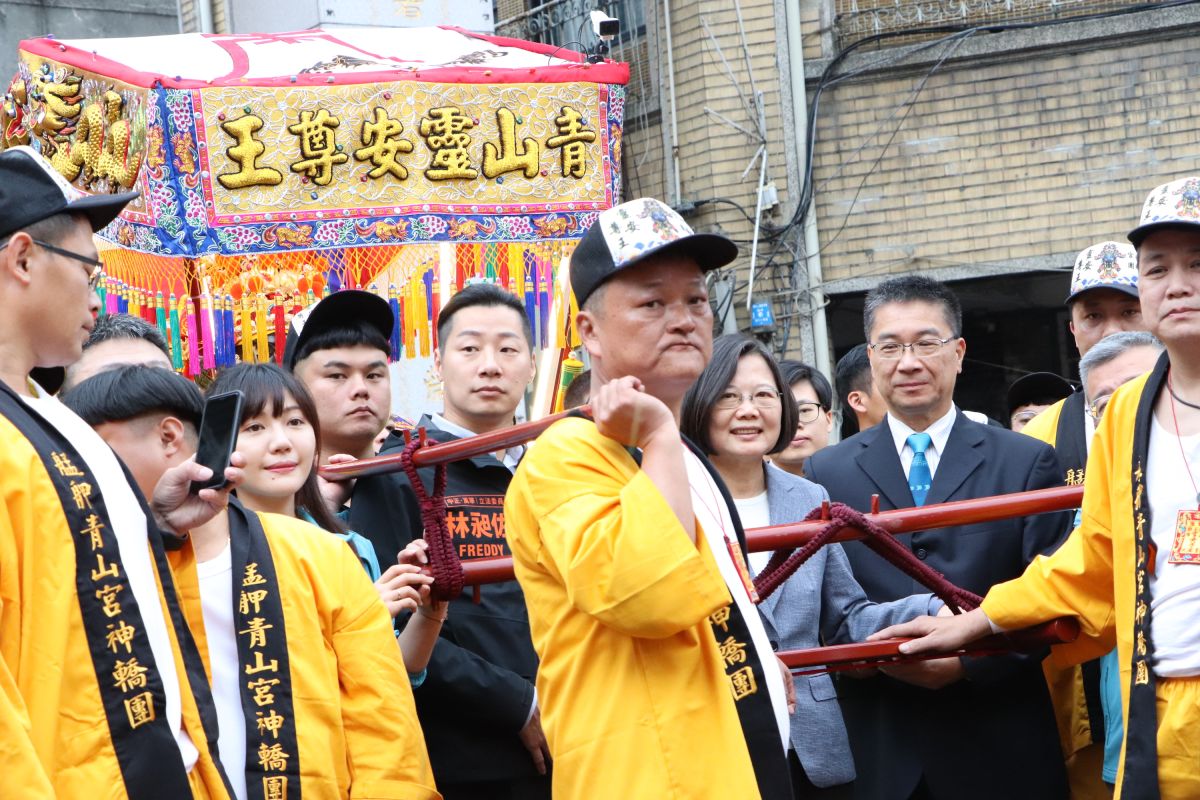 ▲2020大選登記第一天，蔡英文沒到中選會登記，而是到艋舺青山宮擔任青山王爺的扶轎官。（圖／記者劉育辰攝）