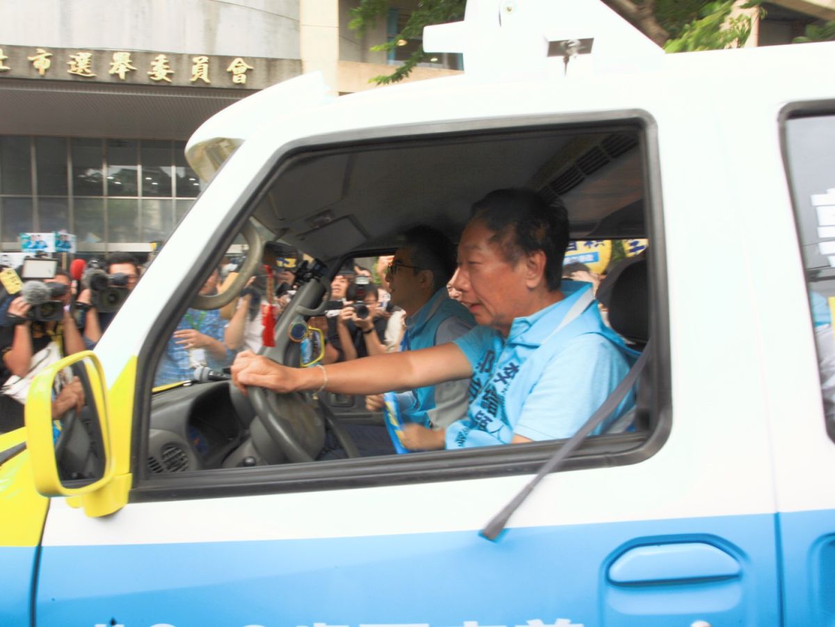 ▲鴻海集團創辦人郭台銘今（18）陪同郭家軍立委參選人李縉穎到新北市選舉委員會登記。（圖／記者宋原彰攝，2019.11.18）