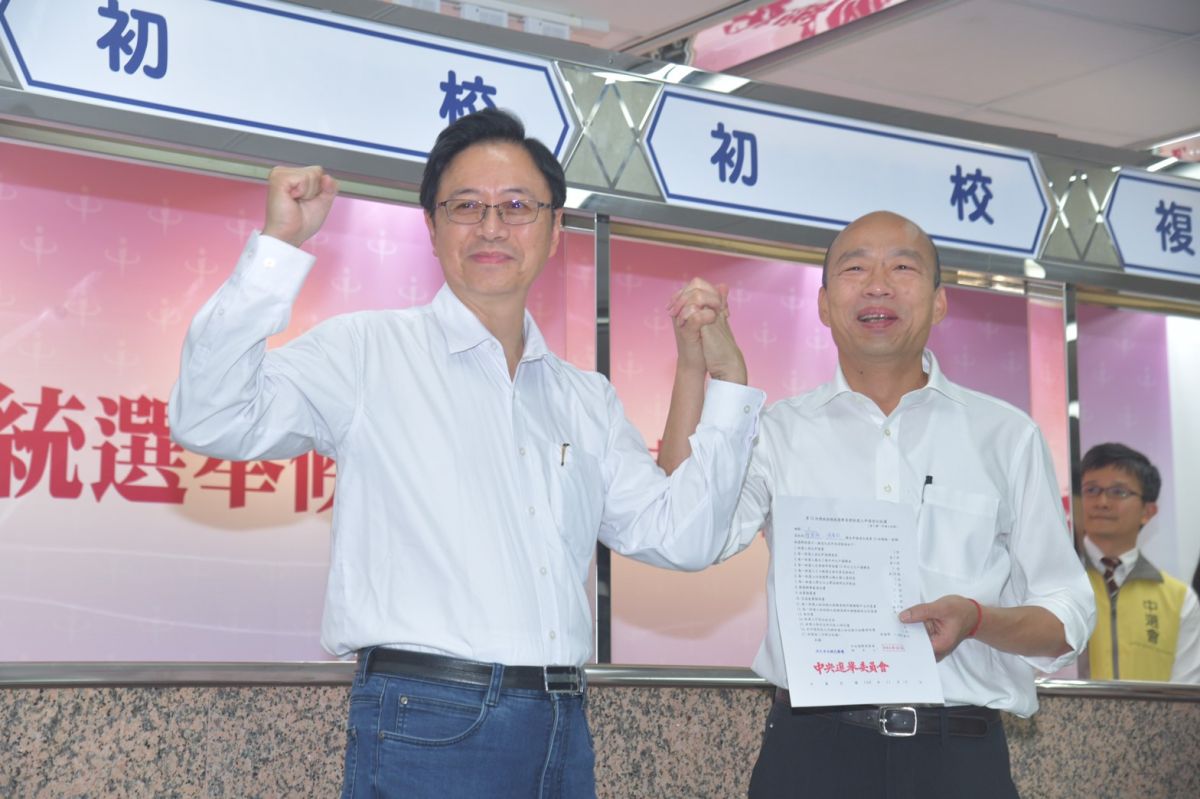 ▲第15任總統、副總統選舉18日開始申請登記，國民黨總統參選人韓國瑜與搭檔張善政前往中選會登記參選。（圖／記者林柏年攝, 2019.11.18）