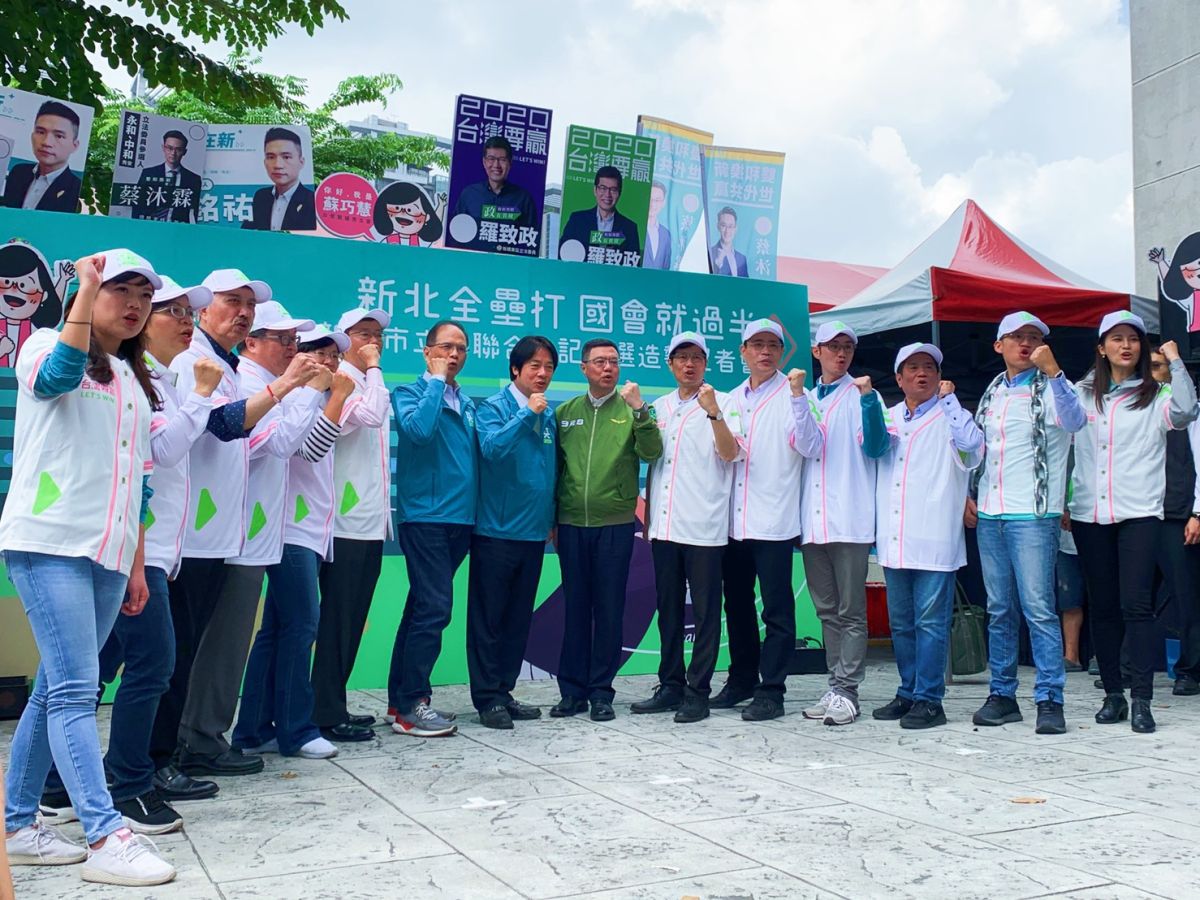 ▲民進黨副總統參選人賴清德、新北市競選總部榮譽主委游錫堃和民進黨主席卓榮泰今（18）出席新北市12位立委候選人聯合參選登記。（圖／記者宋原彰攝，2019.11.18）