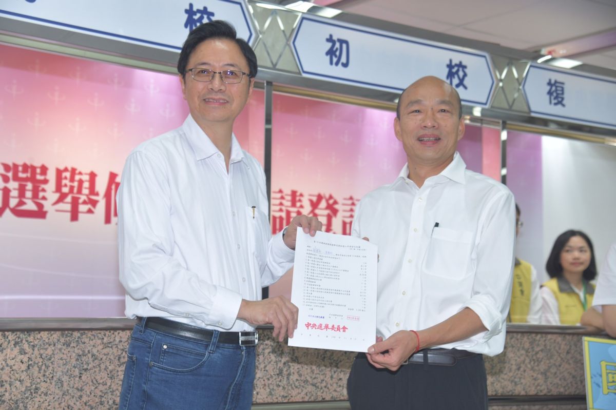 ▲第15任總統、副總統選舉18日開始申請登記，國民黨總統參選人韓國瑜與搭檔張善政前往中選會登記參選。（圖／記者林柏年攝, 2019.11.18）