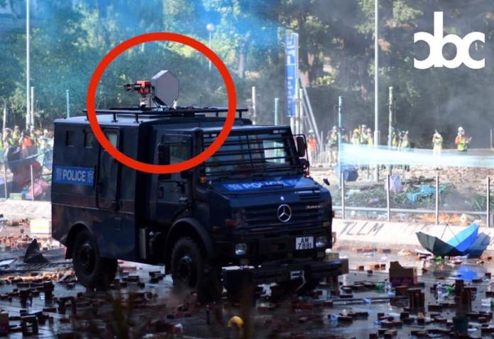 ▲香港警方於理工大學警民衝突中，出動長距離裝備揚聲器的裝甲車。（圖／翻攝自《城市廣播》）