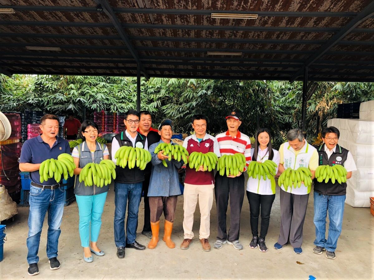 ▲雲林香蕉產地價格低落，立委劉建國接受民眾陳情。（圖／記者蘇榮泉攝，2019.11.18）