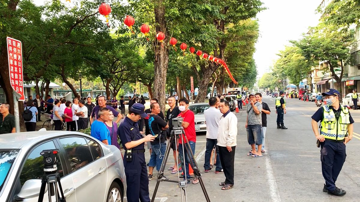 ▲高雄市擁有30年歷史的高雄勞工夜市，11月11日結束營業後，今天下午仍仍有部分攤商下午前往現場表達關心希望市府能給他們兩個月的緩衝期。（圖／記者郭俊暉攝，2019.11.18）