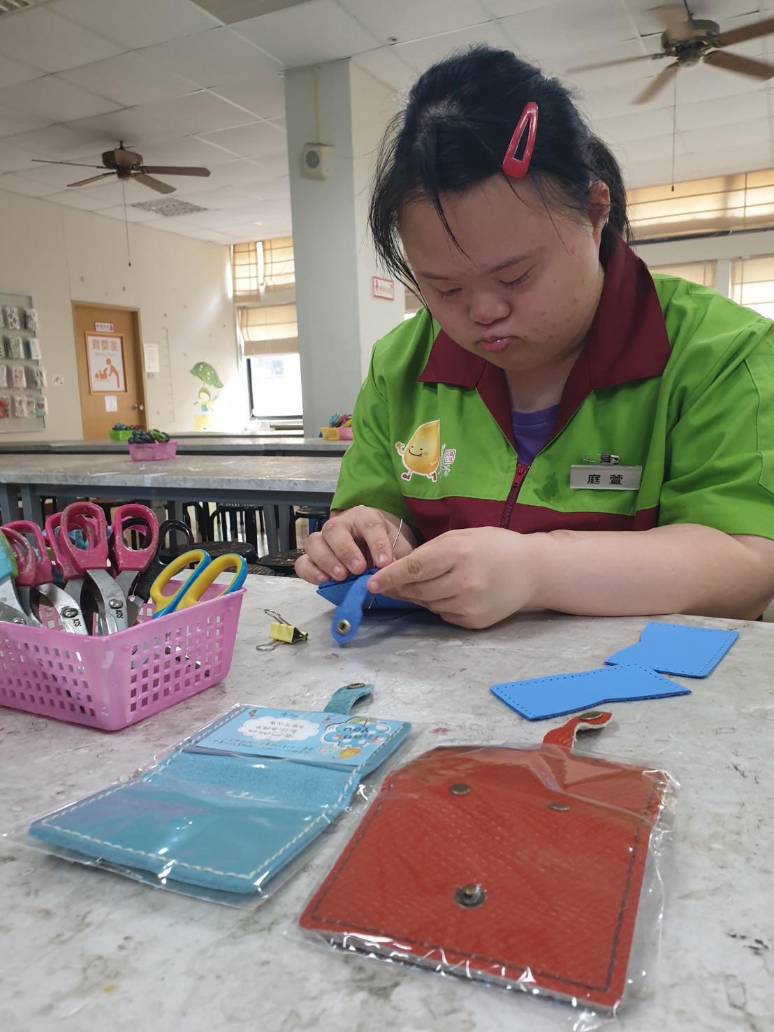 ▲小萱是唐氏症女孩，原本連抹布都扭不乾，2年的職前準期，透過適性職能紮根，蛻變工作高手。（圖／金武鳳攝，2019.11.18)