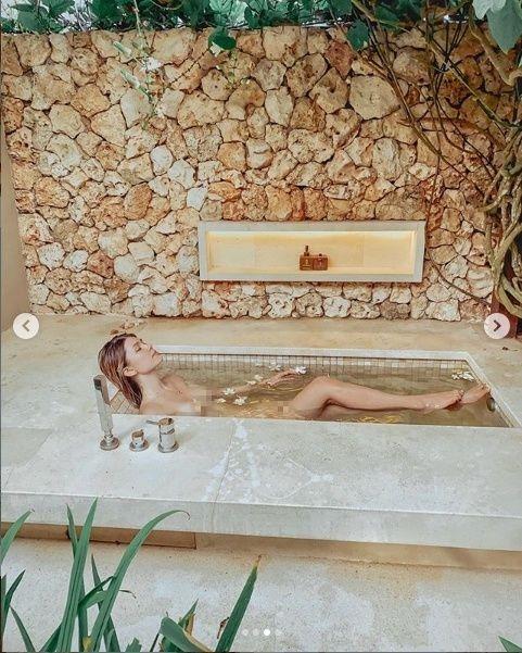 ▲Kimberlly全裸躺在浴缸內，胸前美好若隱若現。（圖／翻攝IG）