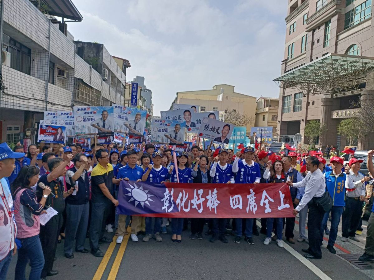 ▲立委選舉登記，國民黨彰化縣採取聯合登記，穿著KMT棒球衣、帶著埔鹽鄉順澤宮冠軍帽，呼喊彰化立委要4席全上。（圖／記者陳雅芳攝，2019.11.18）