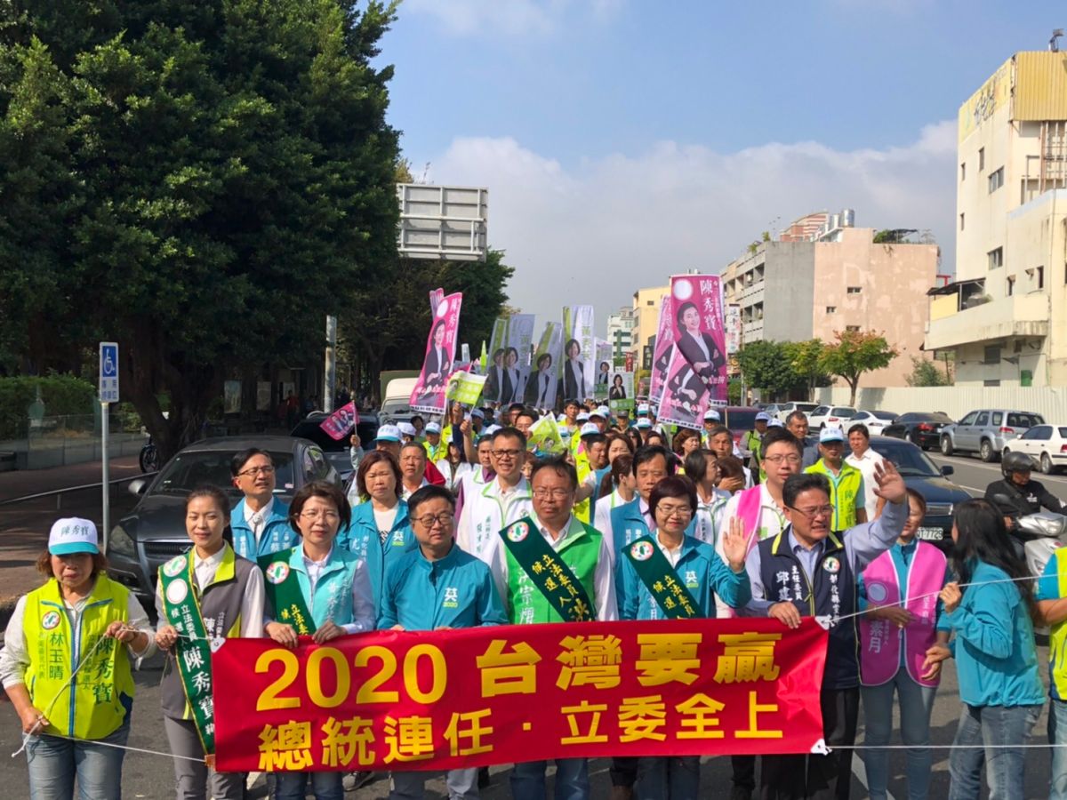 ▲民進黨祕書長羅文嘉陪同陳素月、洪宗熠、黃秀芳陳秀寶等四人前往彰化縣選委會登記，高喊總統連任、立委全上展現台灣要贏企圖心。（圖／記者陳雅芳攝，2019.11.18）