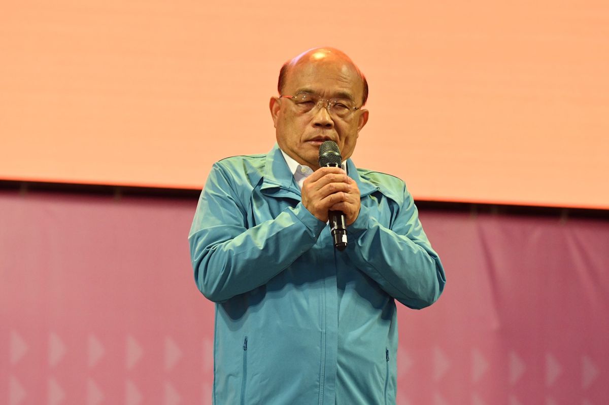 ▲行政院院長蘇貞昌因過度勞累引發病毒感染導致顏面身經失調。（圖／記者林柏年攝）
