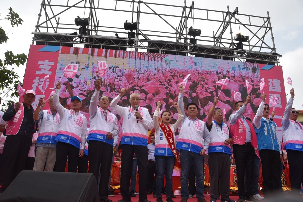 ▲黨主席吳敦義站台要和張嘉郡攜手「從土地種出幸福」。（圖／記者蘇榮泉攝，2019.11.18）