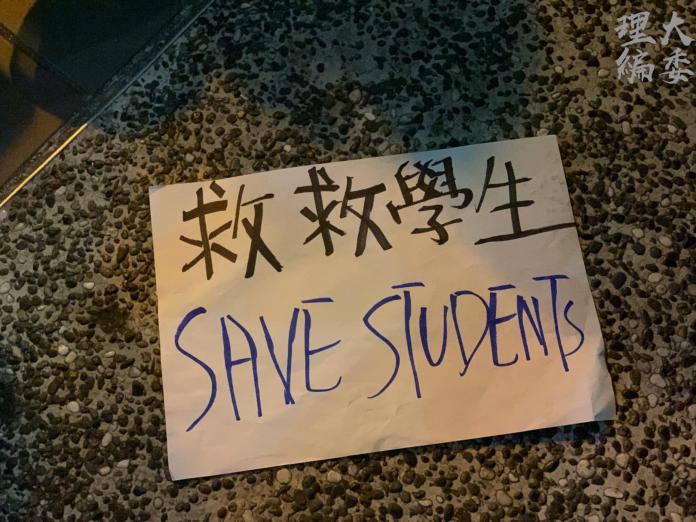 ▲一名受困的香港理工大學女學生以英語錄影求援，透過香港眾志秘書長黃之鋒的臉書呼籲全球，援救至今仍困在理大校內的學生們。（圖／翻攝理大學生報編委會）