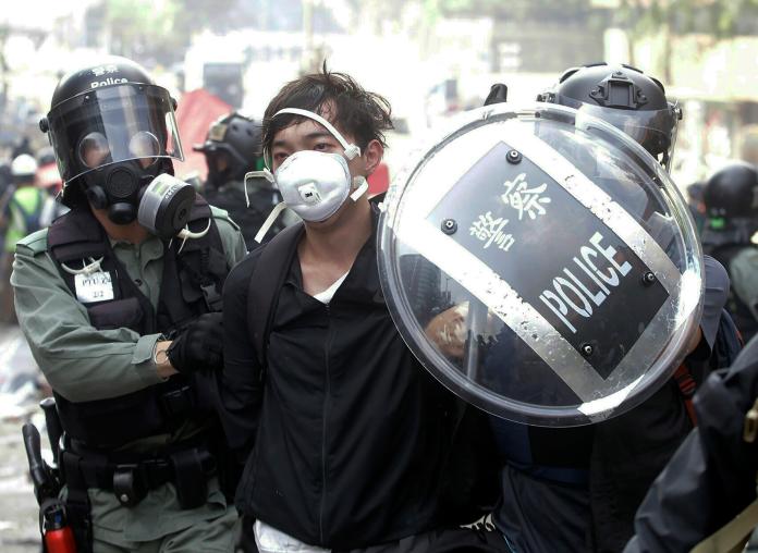 ▲香港示威戰火擴散至各大專院校，數以百計的示威者尚被圍困在香港理工大學內、無法平安撤離。（圖／美聯社／達志影像）