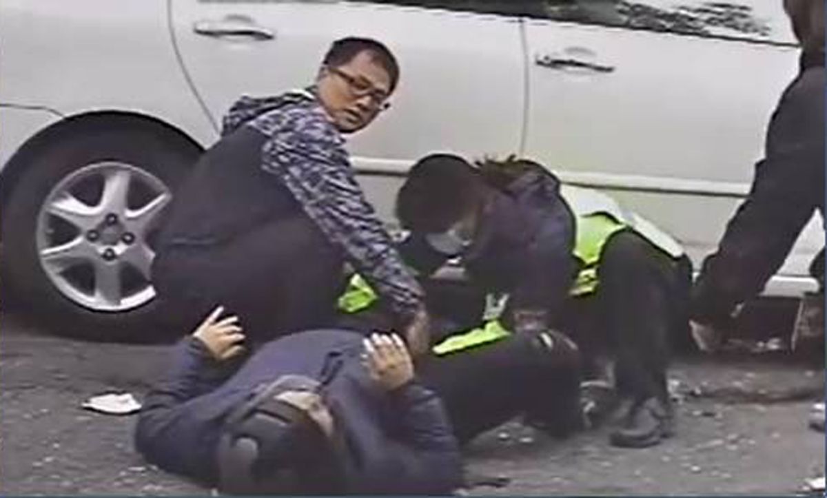 ▲網友在網路上分享看見一起車禍事故，20秒內就看到宜蘭縣消防局的救護車抵達現場，原來該救護車正要前往保養廠保養，路過停下來協助。（圖／宜蘭縣消防局提供)