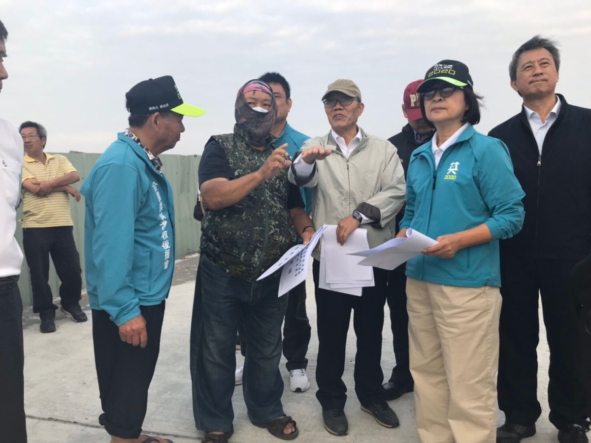 ▲蘇治芬邀請農委會副主委陳金壽、漁業署副署長王正芳來到箔子寮漁港考察港口淤積問題。（圖／記者蘇榮泉攝，2019.11.18）