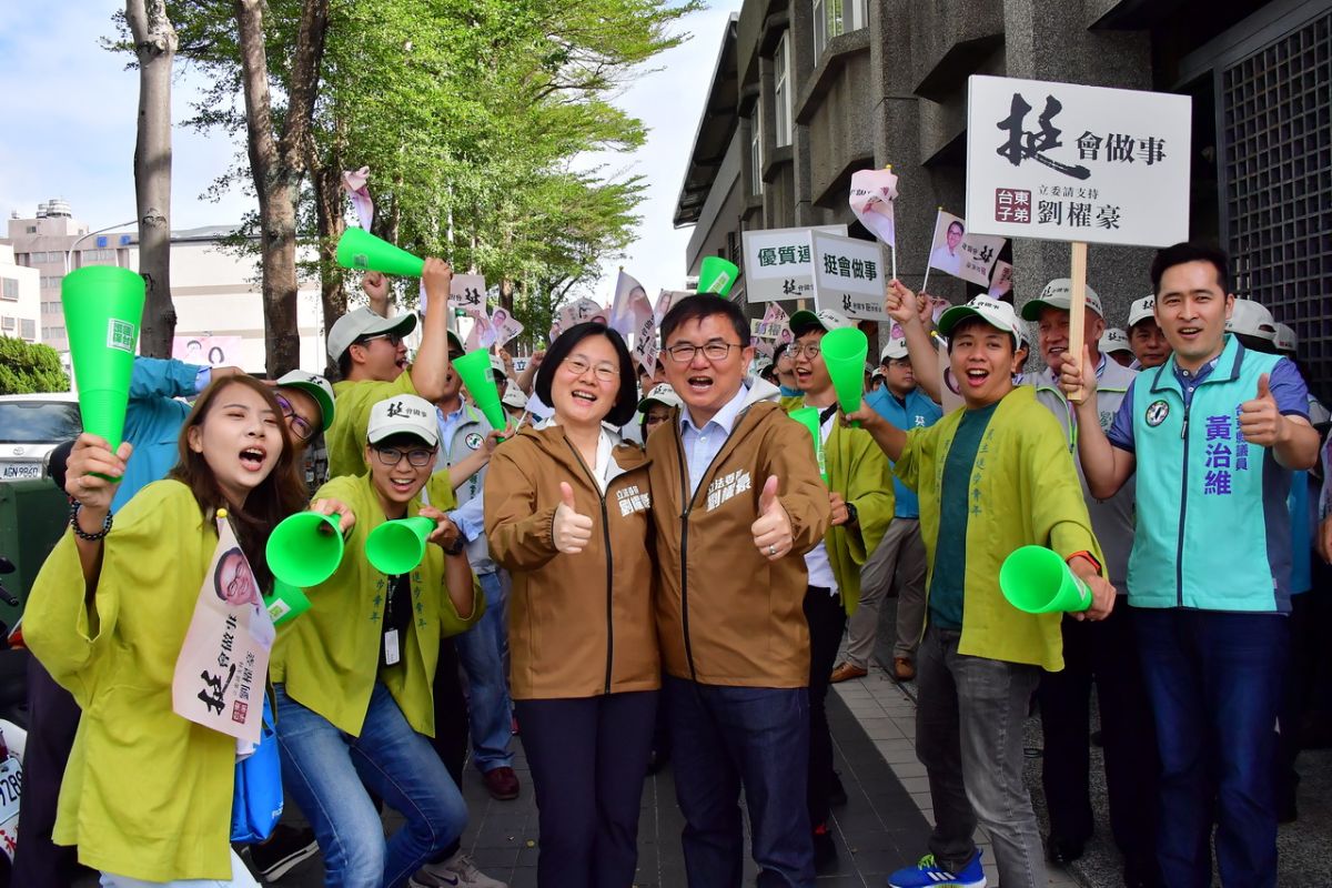 ▲民進黨籍立委劉櫂豪，18日上午在近百位的民眾支持下，完成2020立委登記，希望可以爭取連任。（圖／劉櫂豪服務處提供）