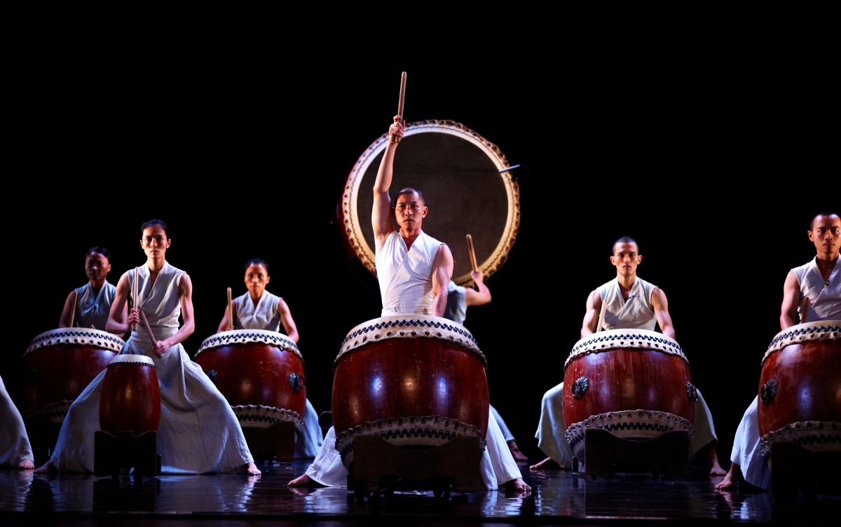 ▲優人神鼓在關西牛欄河的演出，將設置水上觀眾席。（圖／新竹縣政府提供）