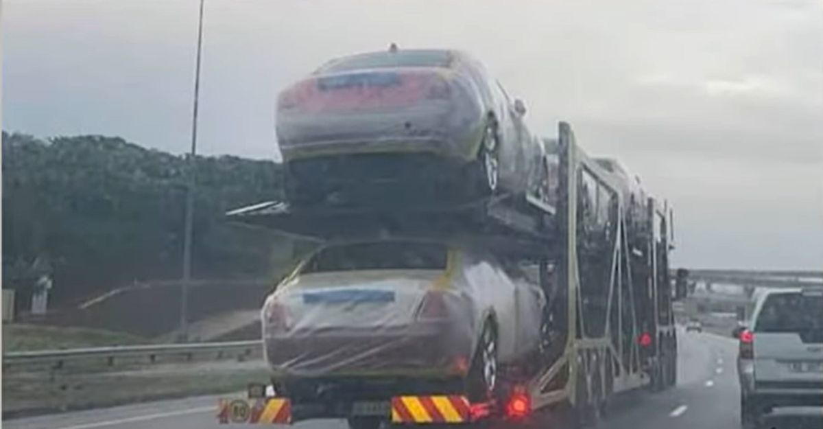 ▲有史瓦帝尼民眾在路上發現國王的豪車正在運送。（圖／翻攝推特）