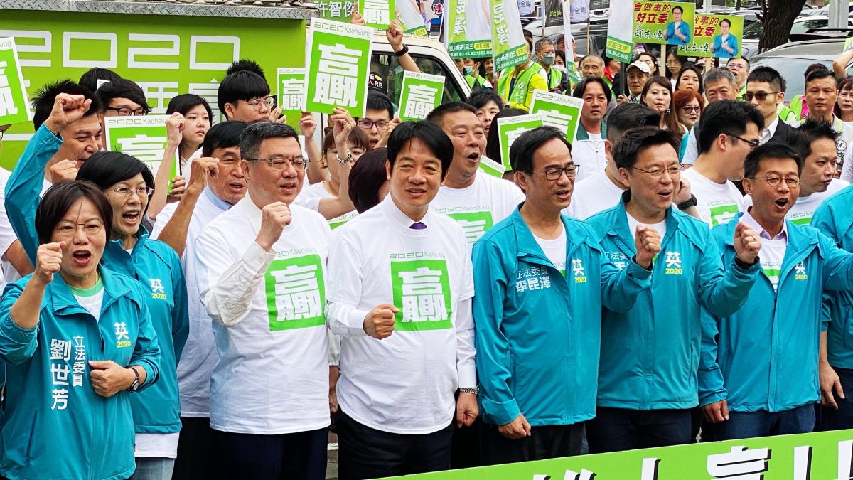 ▲民進黨副總統參選人賴清德今天首次以副總統參選人的身分，與民進黨主席卓榮泰連袂到高雄，陪同民進黨8位立委登記，並且以團結的氣勢喊口號「八仙過海！高雄大贏！」。（圖／記者郭俊暉攝，2019.11.19）