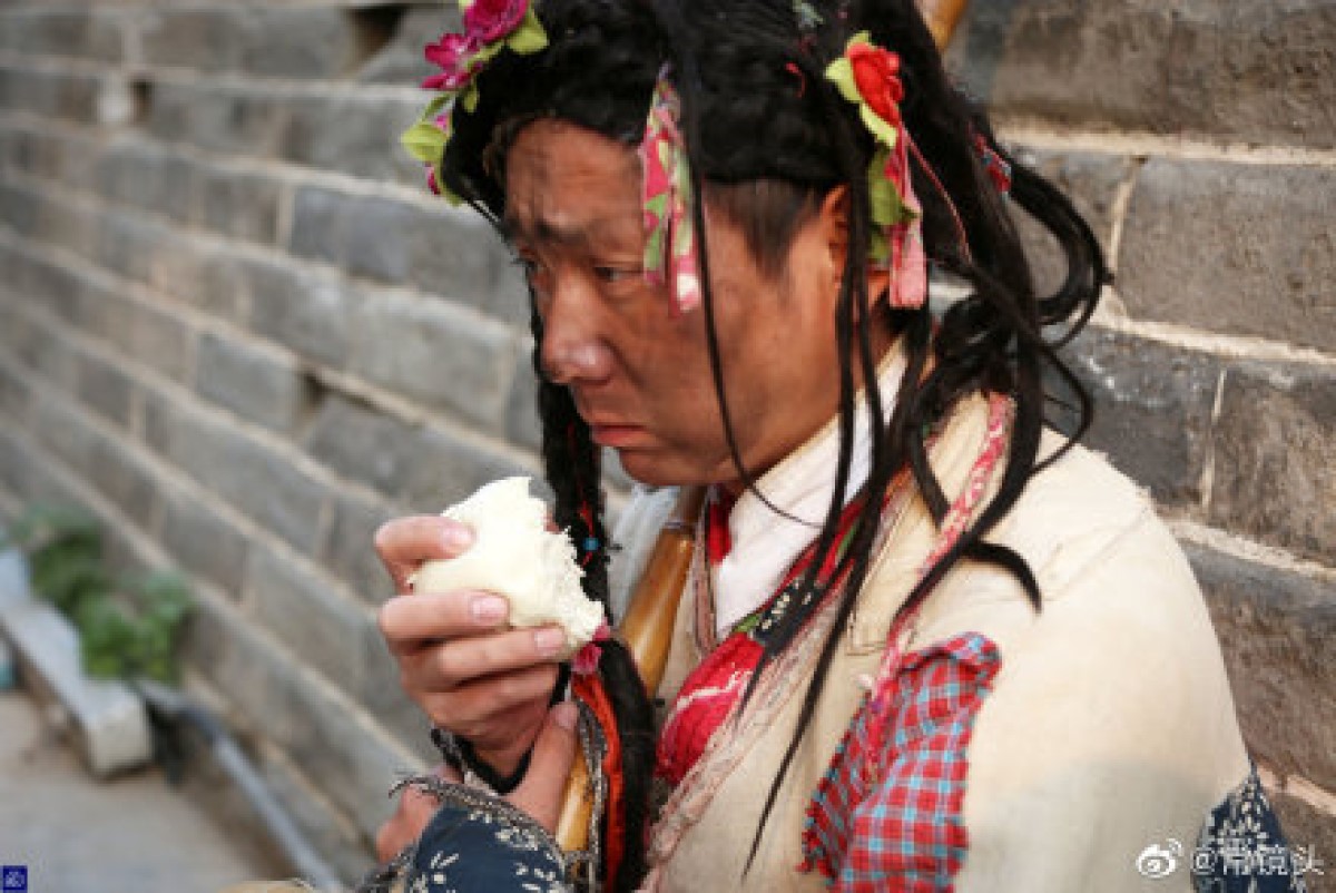 ▲中國大陸一名男子不顧家人反對，「自願當乞丐」。（圖／翻攝自常鏡頭微博）