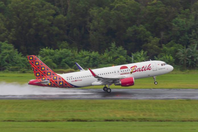 印尼巴澤航空（Batik Air）的一架飛機，在11月17日時，因機長身體突然不適，緊急迫降至印尼小巽他群島的古邦機場（El Tari Airport），機上乘客共155名。（示意圖／shutterstock）