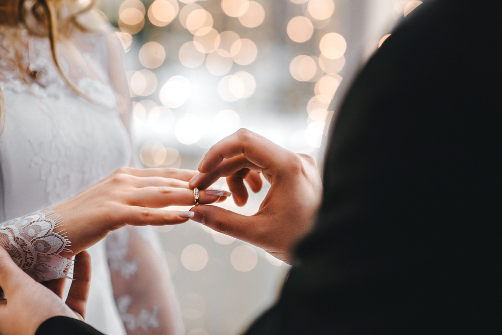 ▲結婚該戴鑽戒還是金戒？（圖／shutterstock）