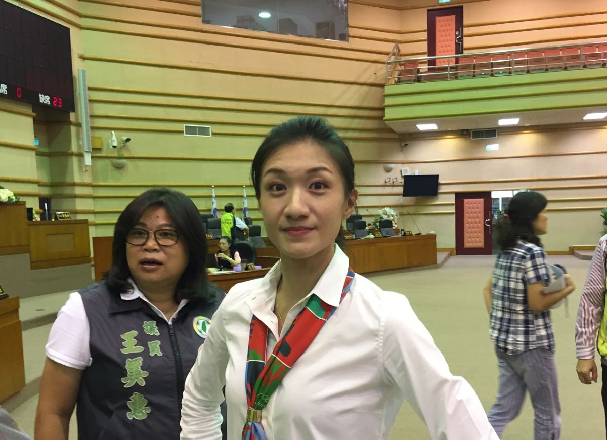 嘉義市議員戴寧(穿白上衣)將代表郭家軍出戰立委。(圖／記者陳惲朋攝)