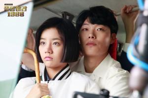 UEAS9V7YYZCQCSZLRHQB ▲惠利跟柳俊烈因《請回答1988》相識相戀。(圖/tvN)