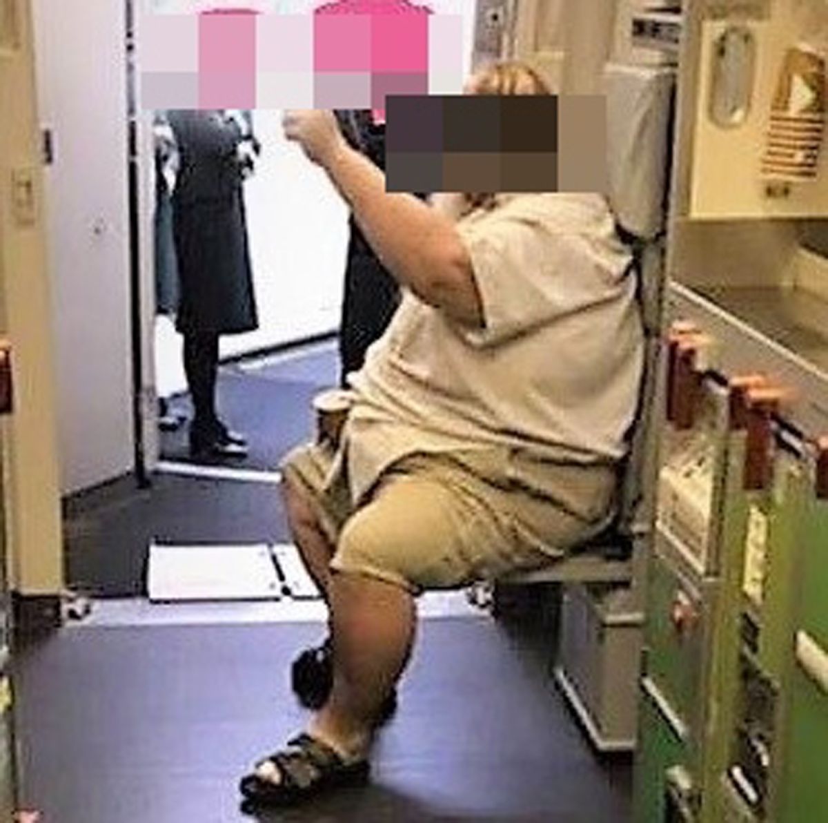 ▲要求空姐擦屁屁又露鳥的甘比遭提告，但今年3月初他病逝蘇美島獲不起訴處分。（圖／翻攝網路）