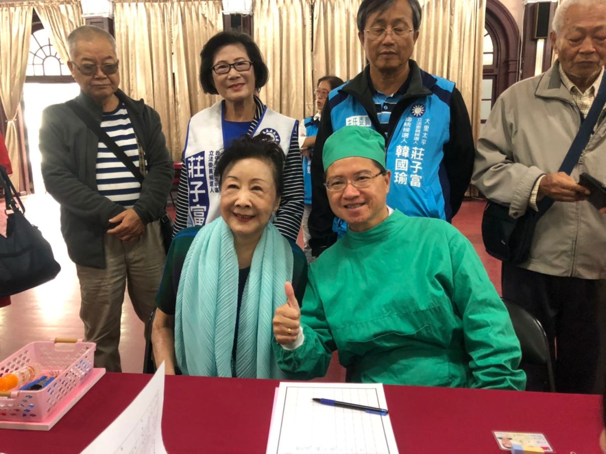 ▲中市立委第七選區，國民黨籍參選人莊子富穿著手術服由前市長胡志強夫人邵曉鈴等人陪同登記。 (圖／柳榮俊攝2019.11.19)