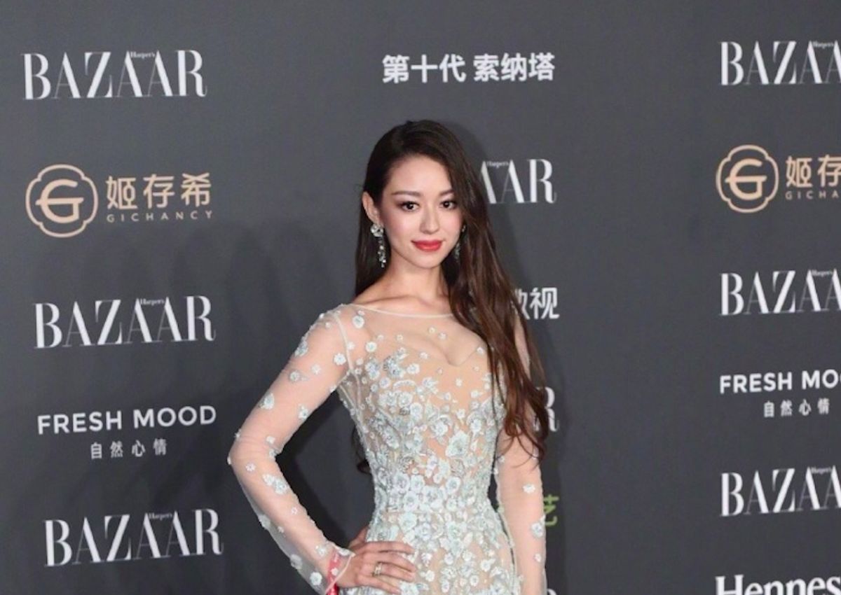 ▲吉娜遭網友直擊穿著透視禮服在街上趴趴走。（圖／翻攝微博）