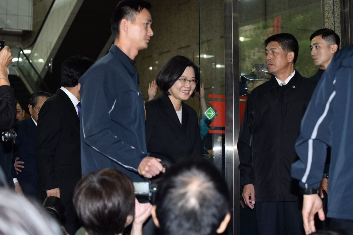 ▲蔡英文19日語副手搭擋賴清德赴中選會登記。（圖／記者林林柏年攝）