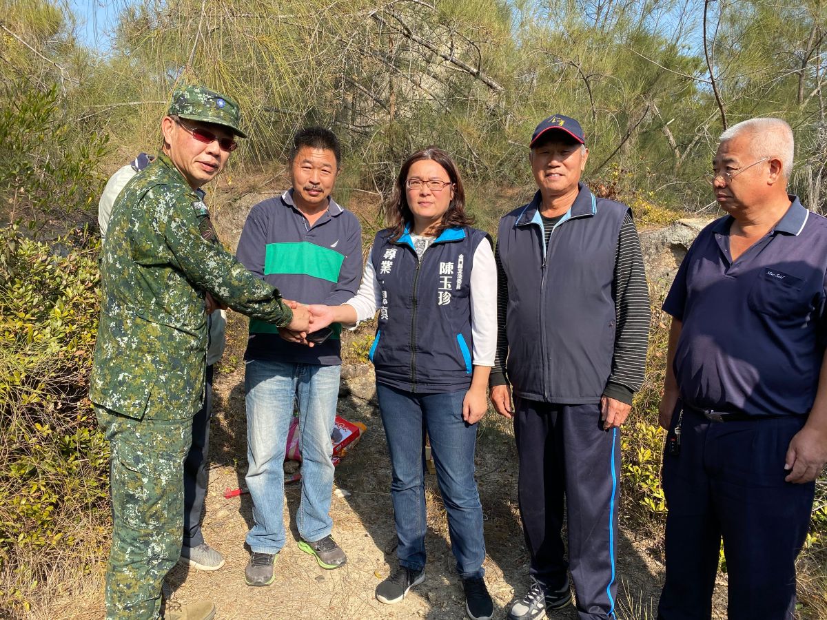 ▲金門安岐村周氏位於太武山區的祖墳遭軍方強佔70載，立委陳玉珍成功協調國防部讓售。（圖／立委陳玉珍辦公室提供）