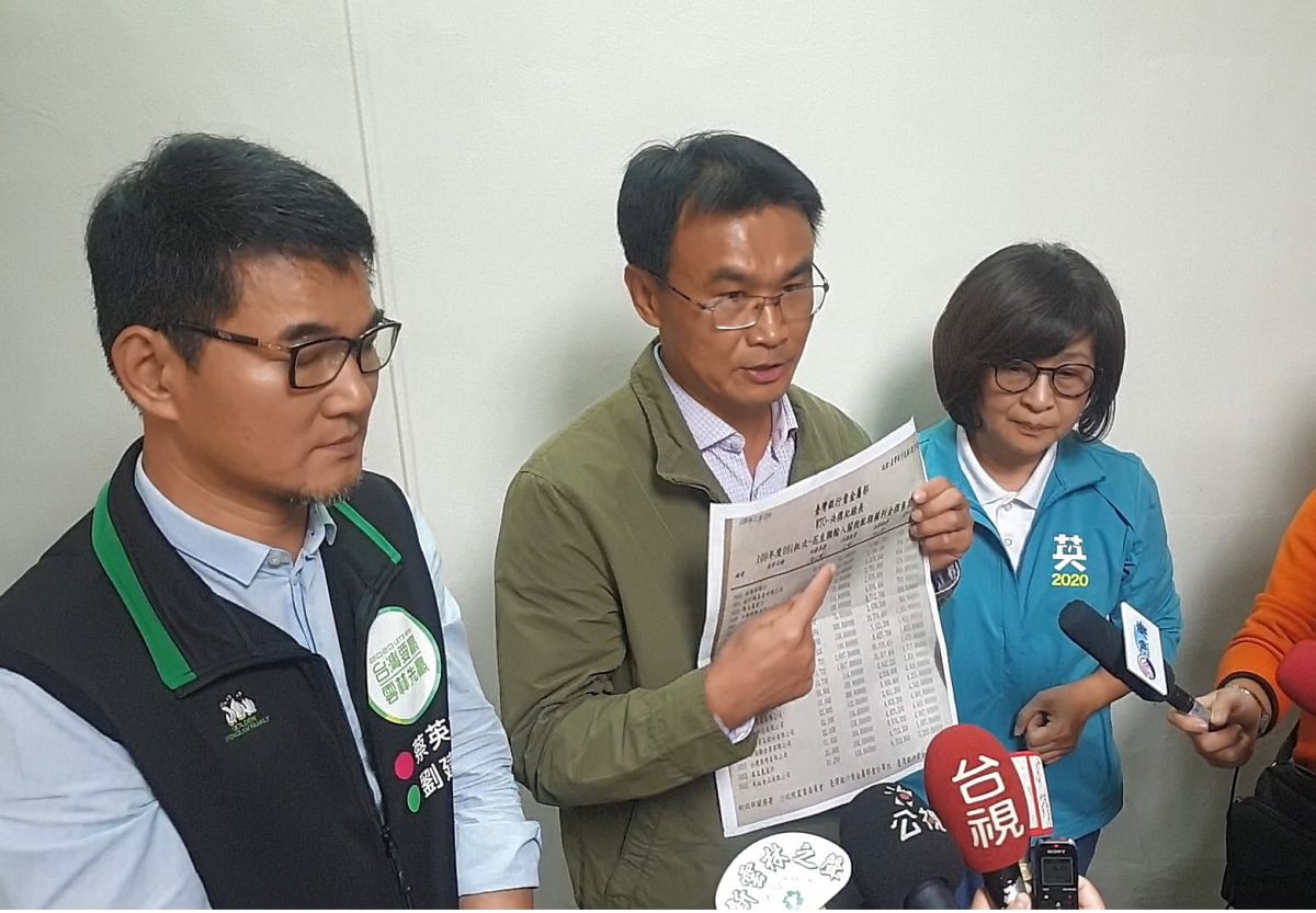 ▲主委陳吉仲指著決標紀錄表說，試圖影響產地價格打壓農民，可依農產品市場交易法裁處。（圖／記者蘇榮泉攝，2019.11.19）