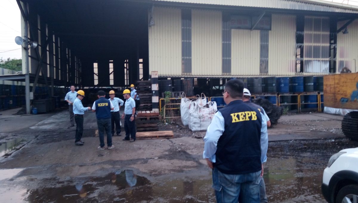 ▲環保局立即派員進廠稽查，瞭解起火原因。（圖／高市環保局提供）