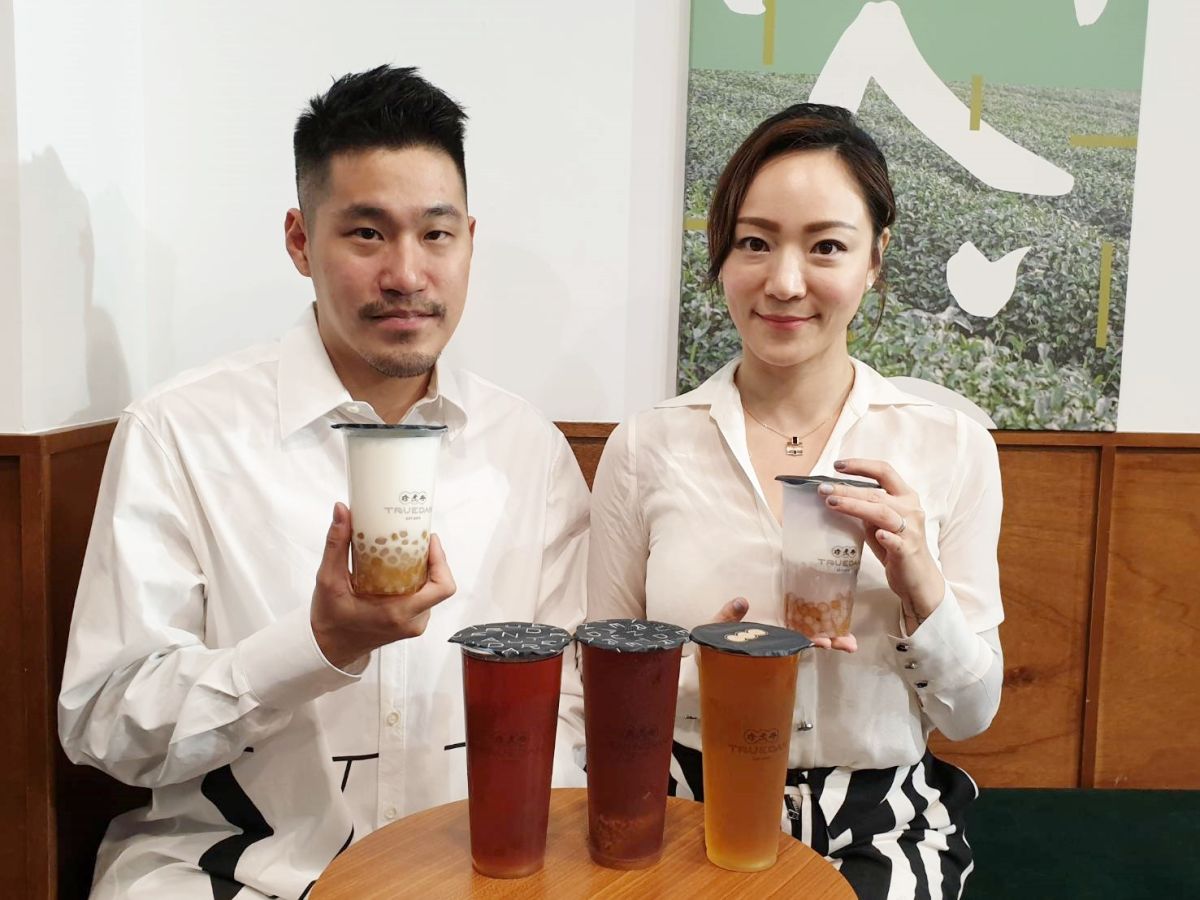 ▲連鎖黑糖珍珠手搖飲品牌珍煮丹開設3.0全新概念店開幕，首度推出「咀嚼系」飲品。圖左為珍煮丹董事長高永誠、圖右為妻子珍煮丹總經理吳幸容。（圖／記者許家禎攝，2019.11.19）