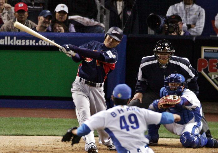 ▲2006年經典賽，福留孝介對韓國擊出全壘打。（圖／美聯社）