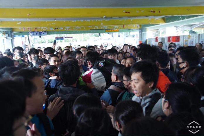▲香港部分中小學復課首日，一早港鐵多站就出現擁擠亂象。（圖／翻攝自 Spark 撻著臉書）