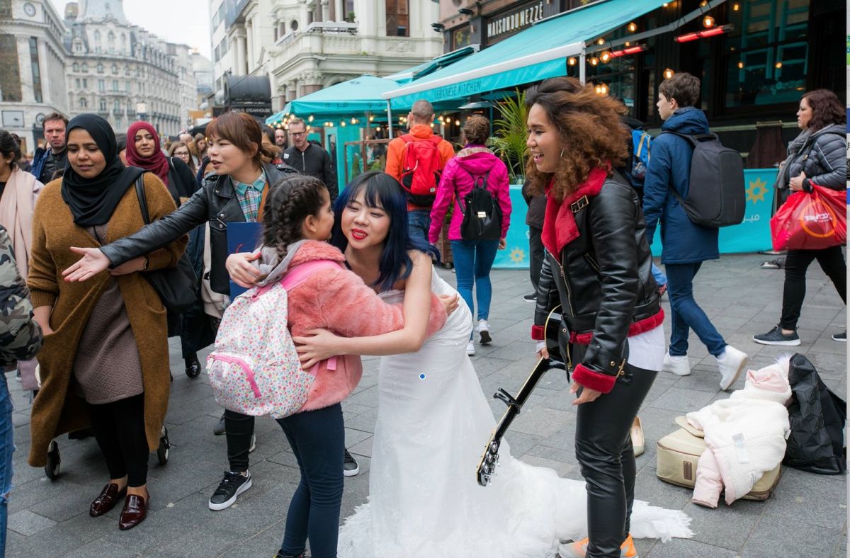 ▲留學生陳姿穎（右二）在英國倫敦街頭「愛的抱抱」，成功宣傳台灣。（圖／海洋莉莉婚紗美學攝影室提供）